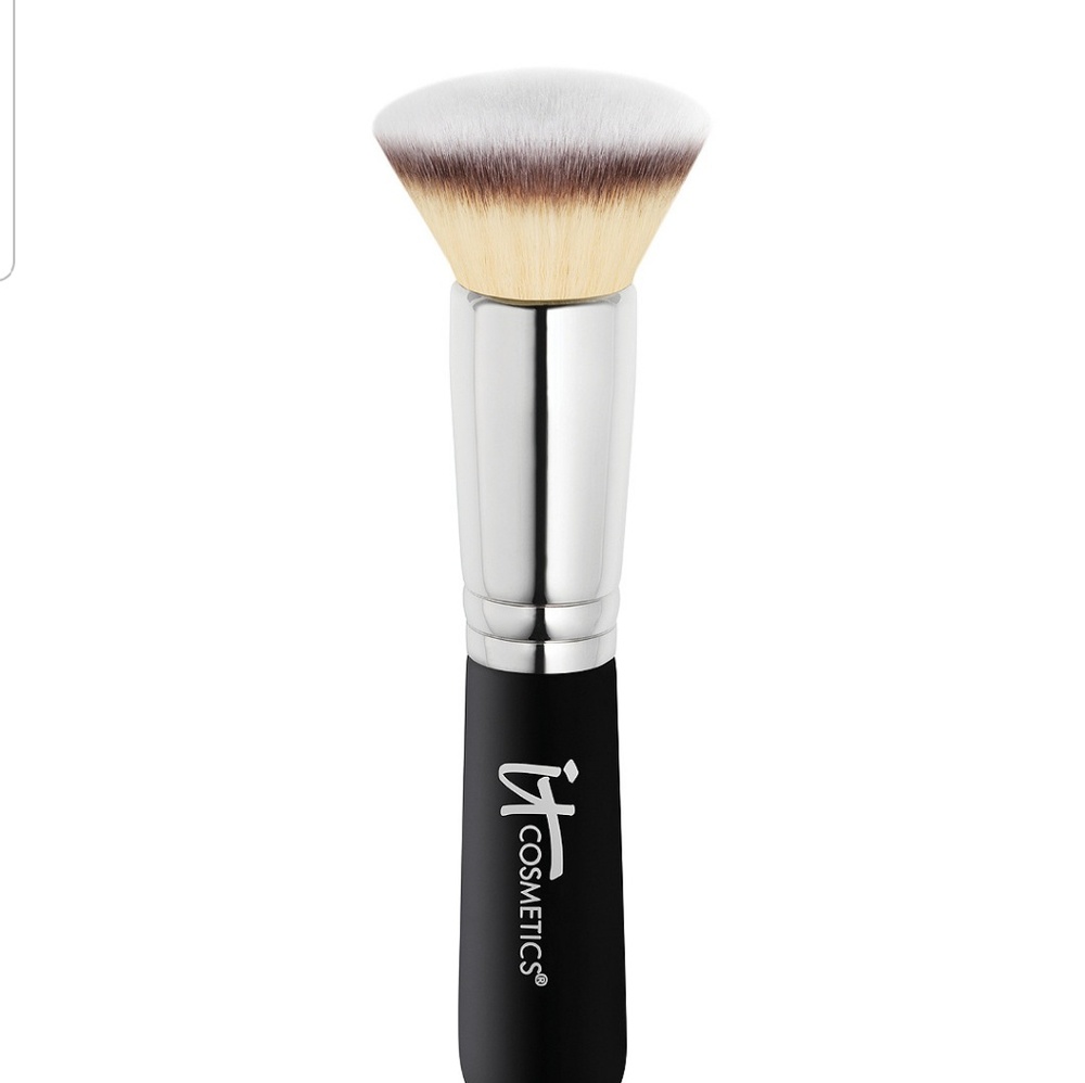 It cosmetics foundation brush
